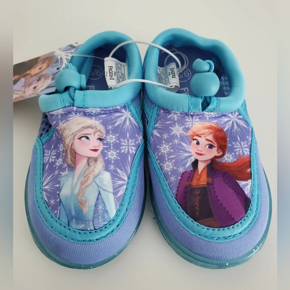 Disney Frozen II Anna and Elsa Water Shoes (Toddler Girls). Size 5-6